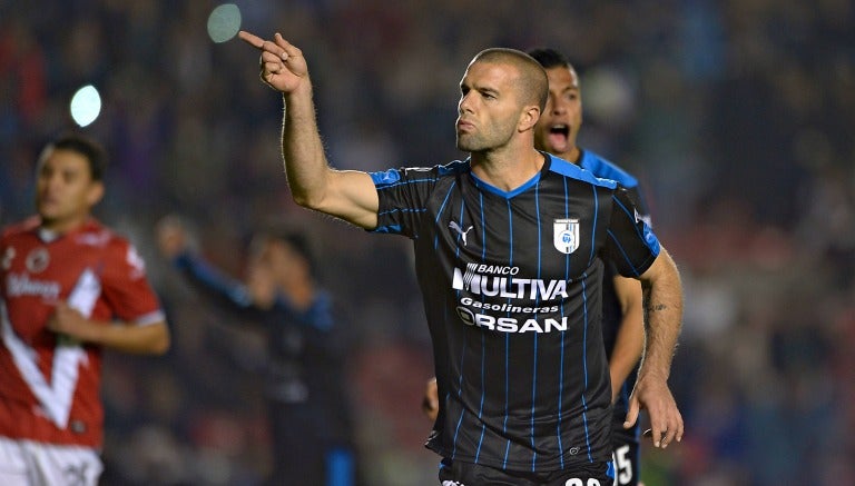 Villa celebra un gol con Gallos