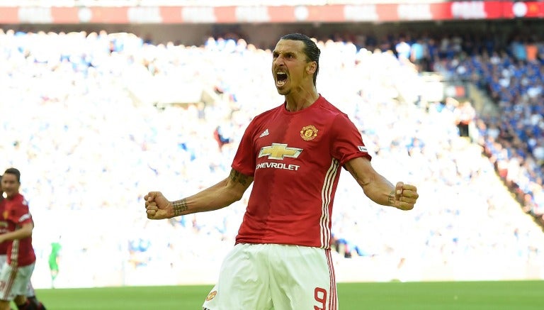 Ibrahimovic celebra gol en el partido contra el Leicester City