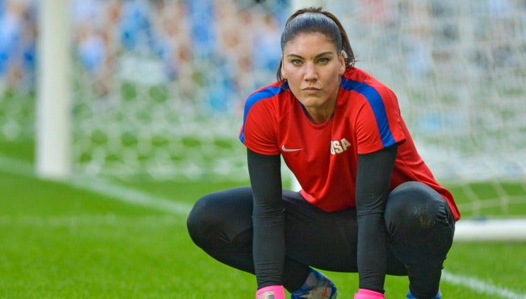 Hope Solo durante el calentamiento previo al juego contra Suecia