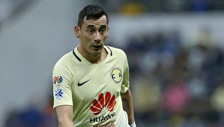 Rubens Sambueza en un partido del América