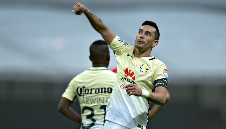 Sambueza celebra en un partido de América