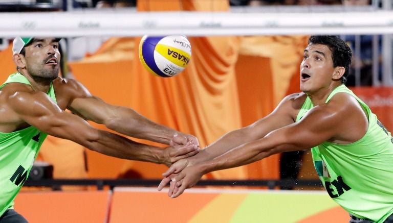 Ontiveros y Virgen durante el partido contra Holanda