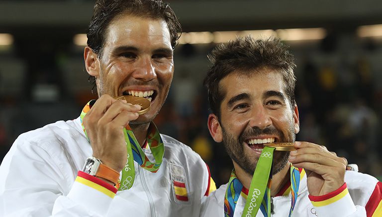 Rafa Nadal y Marc López muerden su medalla de oro tras ganar en Río