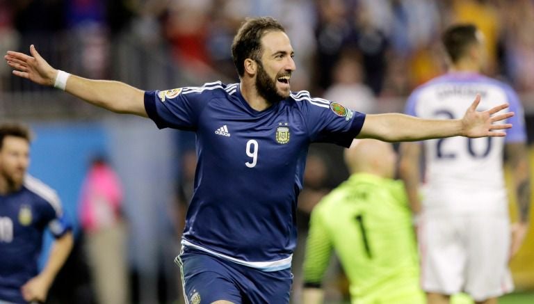 Gonzalo Higuaín festeja un gol con Argentina