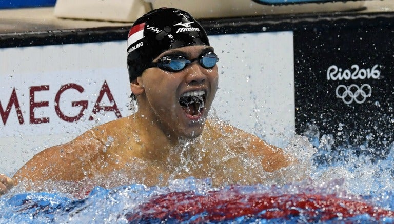 Joseph Schooling celebra su victoria sobre Phelps