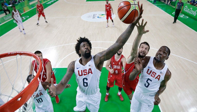 DeAndre Jordan cerca de anotar en el duelo frente a Serbia