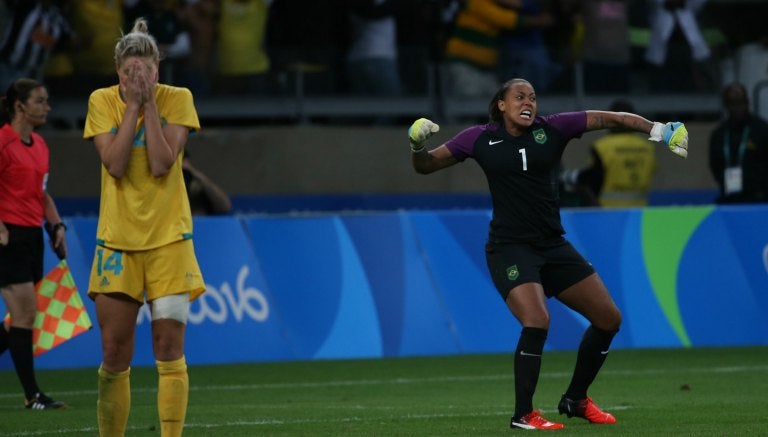 Bárbara sale a festejar tras atajar el penalti que puso a Brasil en Semifinales