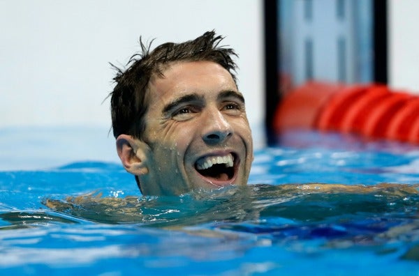 Michael Phelps sonríe tras ganar la medalla de plata