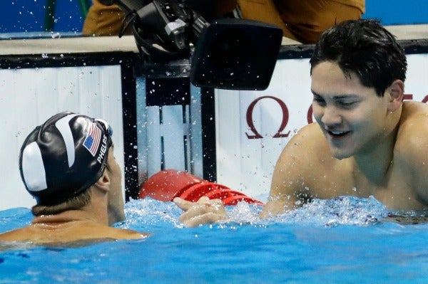 Phelps felicita a Schooling después de la competencia