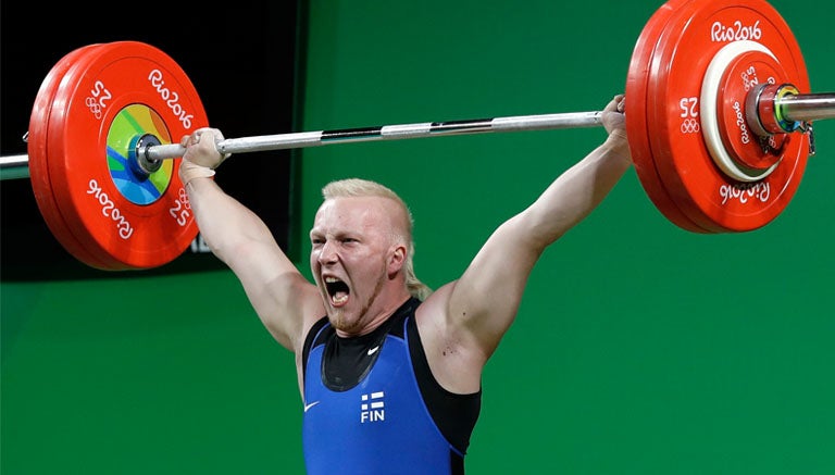 Milko Tokola realizando un envión de 175 kilos