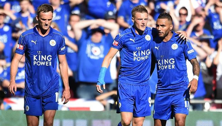 Jamie Vardy festeja con compañeros un gol 