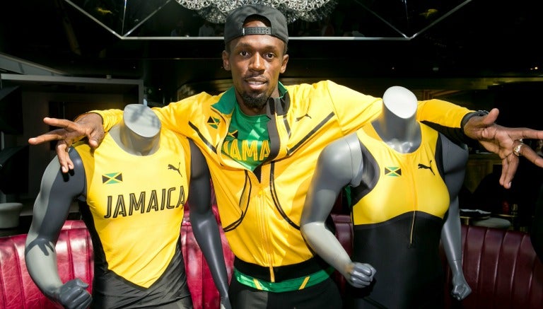 Usan Bolt posa con los uniformes de Jamaica