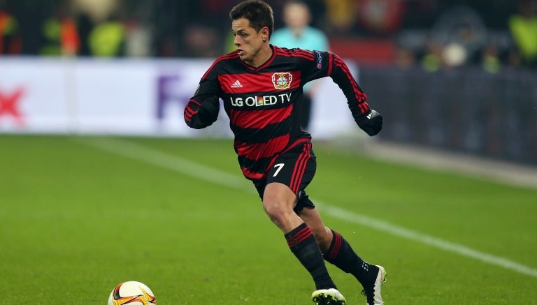 Chicharito disputa un encuentro con Bayer Leverkusen