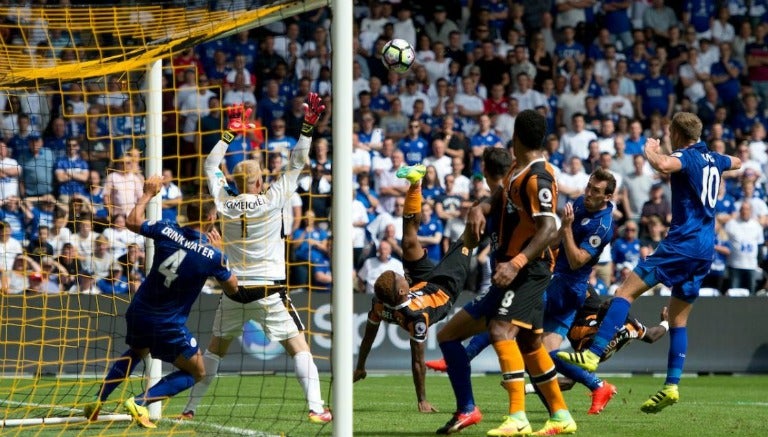 Hernández y Diomande, realizando el 'tiro mellizo' vs Leicester