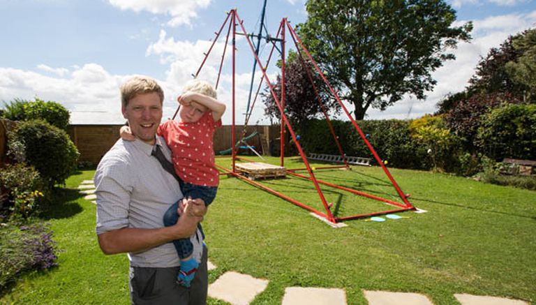 Colin Furze presume el columpio para su hijo