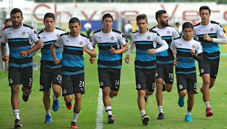 Elementos de Chivas entrenan en Verde Valle