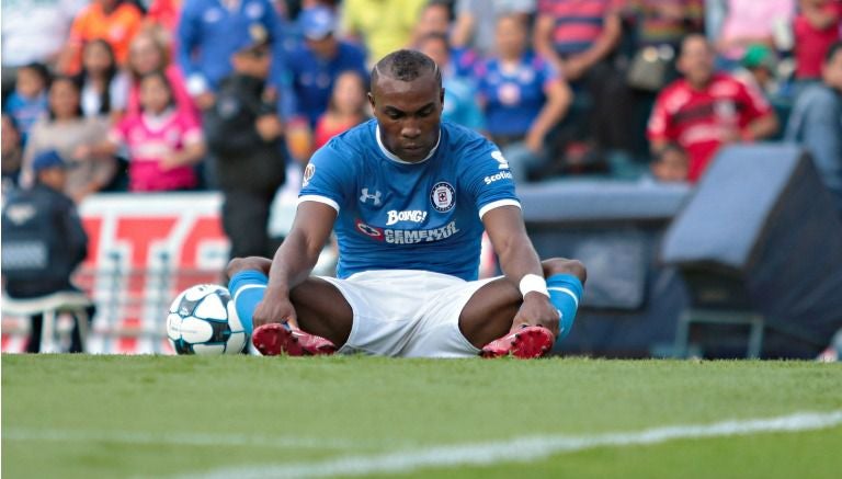 Joffre Guerrón se lamenta durante un partido con Cruz Azul