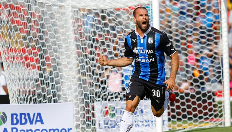 Emanuel Villa celebrando el gol que le marcó a Puebla