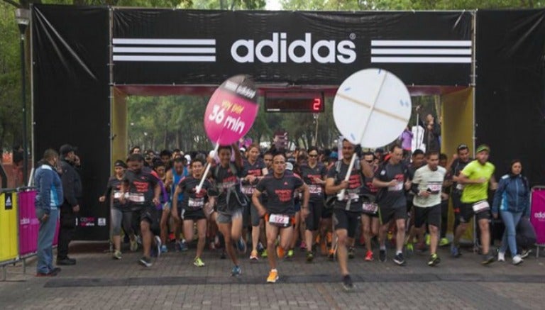 Corredores en una competición de Adidas