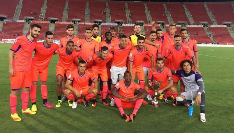 Ochoa y el Granada posan con el trofeo Ciudad de Palma