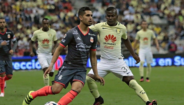 Darwin Quintero pelea un balón contra David Cabrera