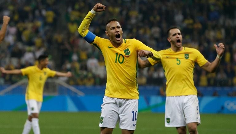 Neymar celebra con el público tras la victoria de Brasil 