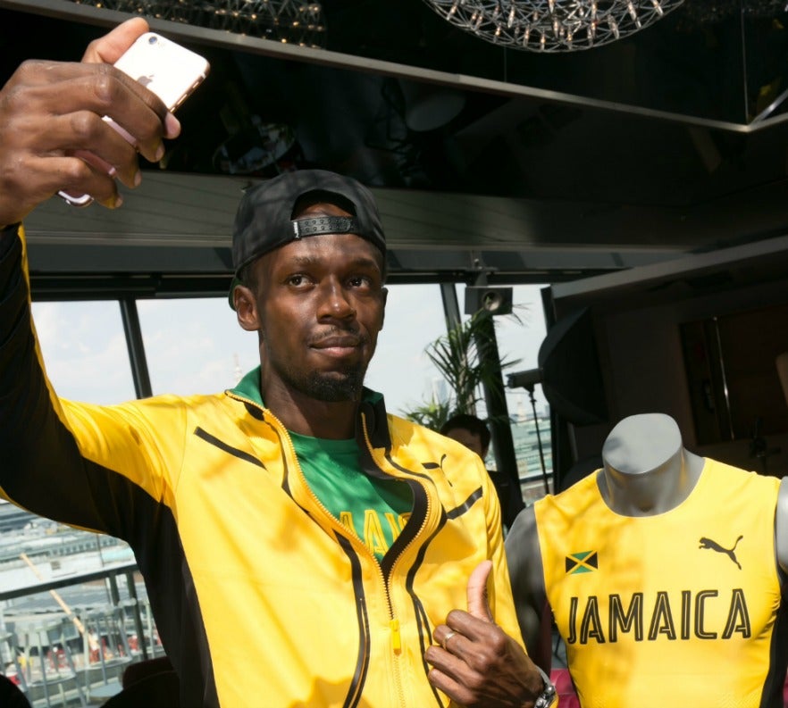 Usain Bolt se toma una selfie