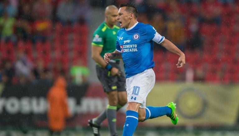 Chaco Giménez en un partido de Cruz Azul