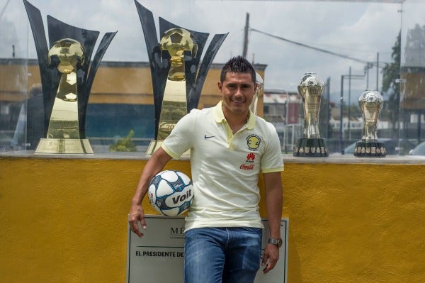 El paraguayo, portando la camiseta azulcrema y el balón de Liga MX