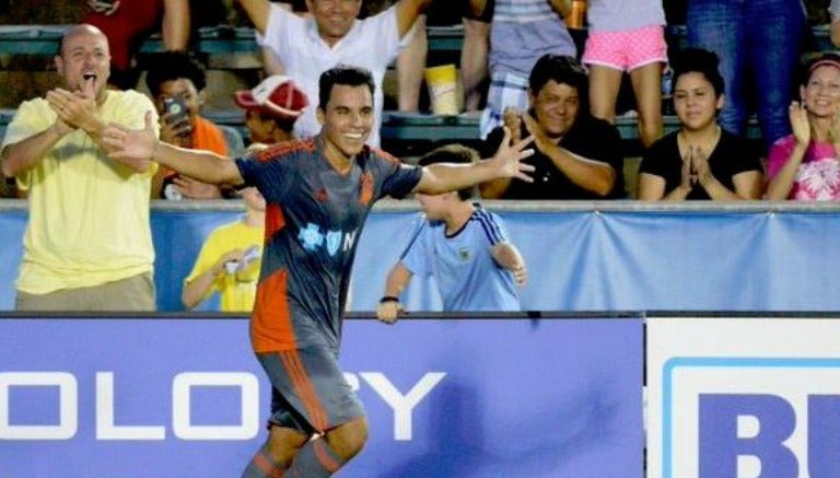 Omar Bravo celebra su gol frente al Puerto Rico FC