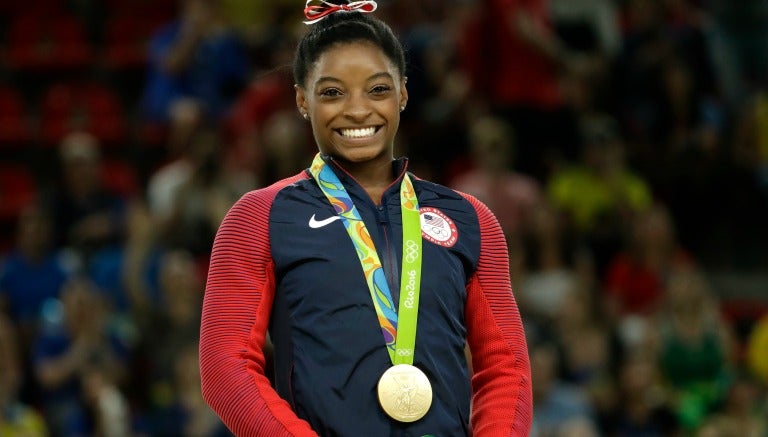 Simone Biles posa con la medalla de Oro en Río