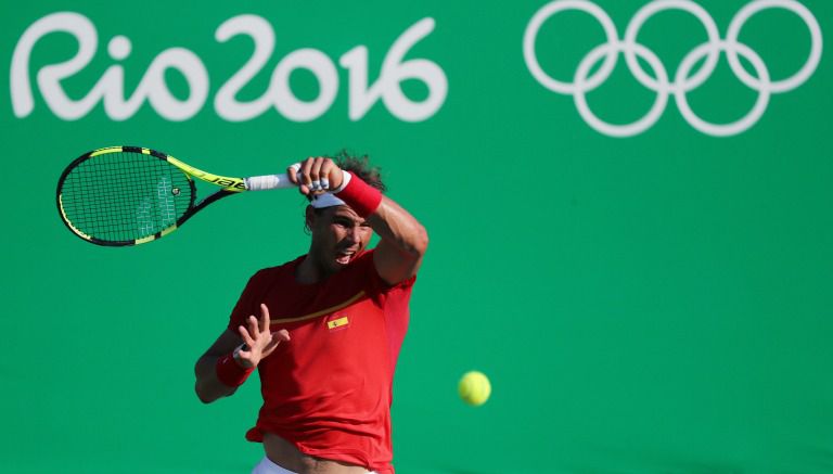 Rafael Nadal golpea con su raqueta la pelota en el duelo contra Nishikori