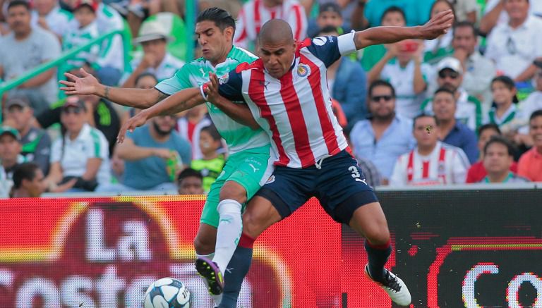 Carlos Salcido durante el partido de la Jornada 5 contra Santos