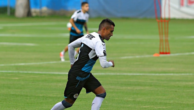 Edwin Hernández en un entrenamiento de Chivas