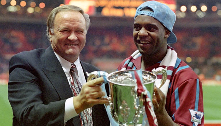 Dalian Atkinson en Wembley con el trofeo de Copa 1994