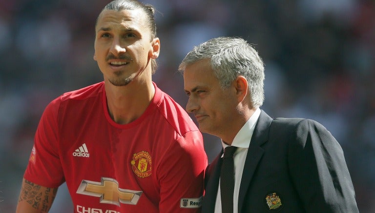 Zlatan Ibrahimovic recibe indicaciones de Mourinho