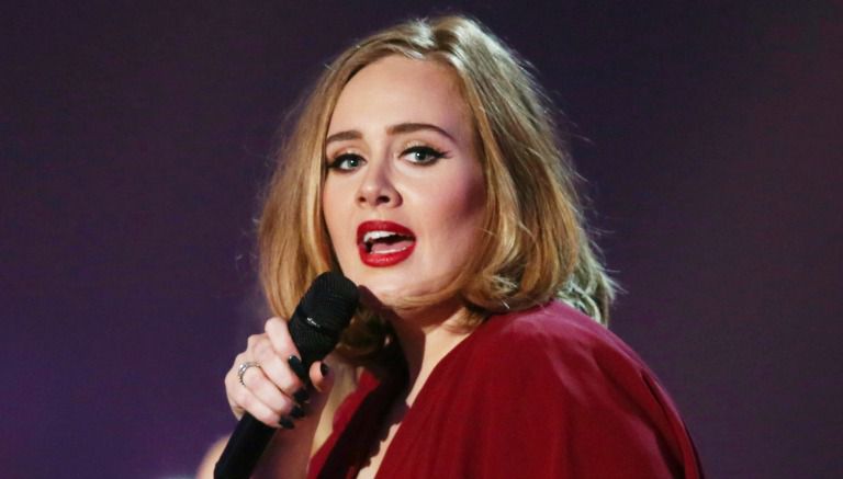 Adele, durante su interpretación en los Brit Awards de 2016