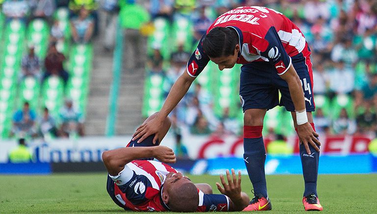 Carlos Salcido, tendido en el campo tras recibir golpe en la rodilla