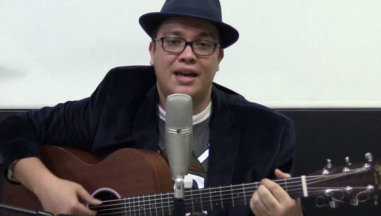 Franco Escamilla interpreta su canción en video