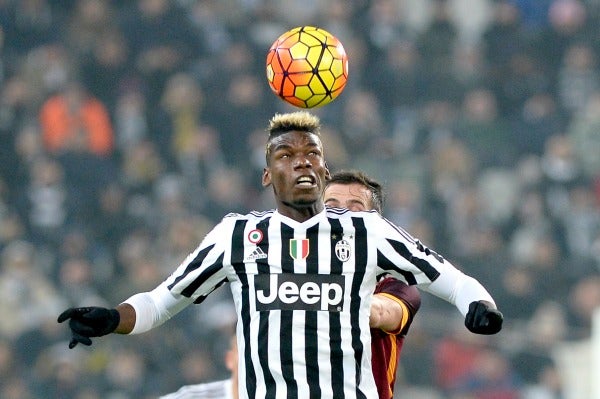 Paul Pogba controla un balón con la Juventus