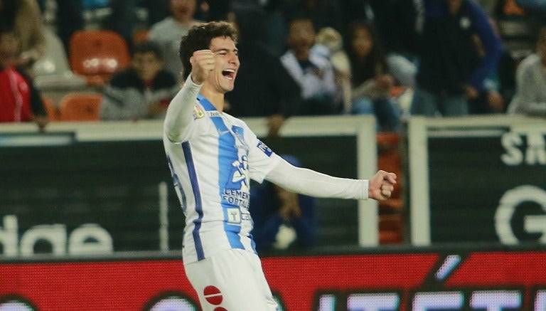 John Stefan Medina celebra un gol con Pachuca