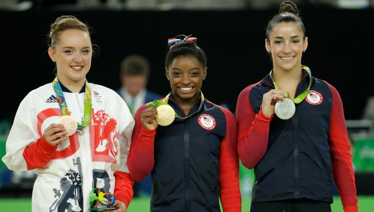 Biles posa en el podio junto a sus rivales