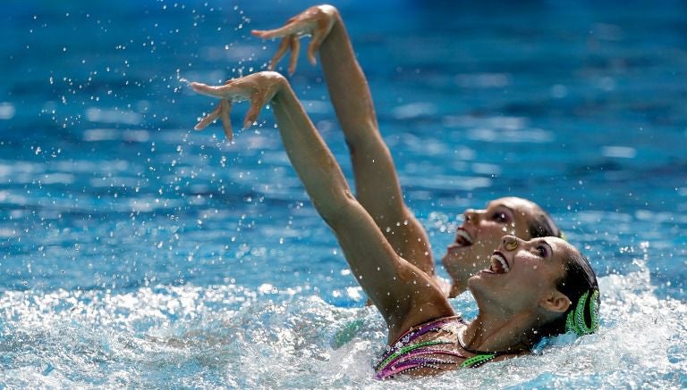 Karem Achach y Nuria Diosdado, en competición de nado sincronizado durante JO