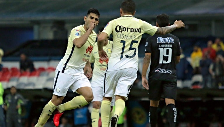 Romero corre para festejar su gol contra Venados