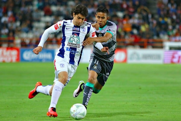 El colombiano pelea un balón en un juego de la Liguilla frente a Santos