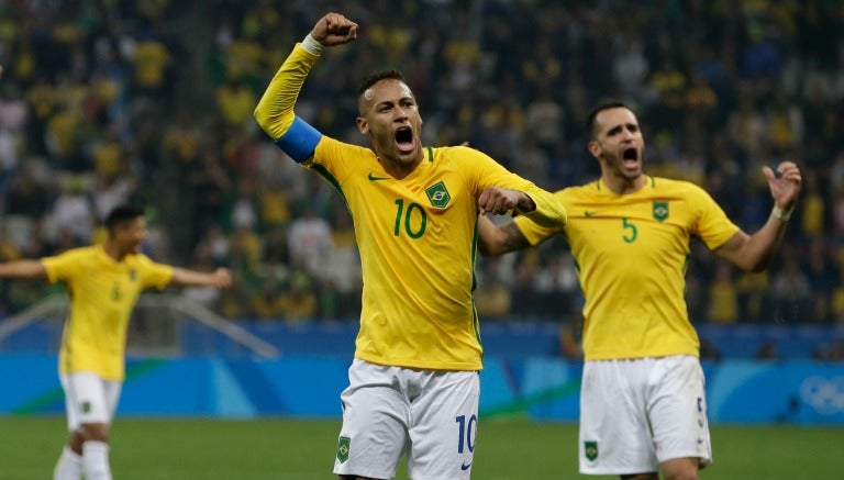 Neymar y Renato Augusto celebran al final del partido de Cuartos de Final