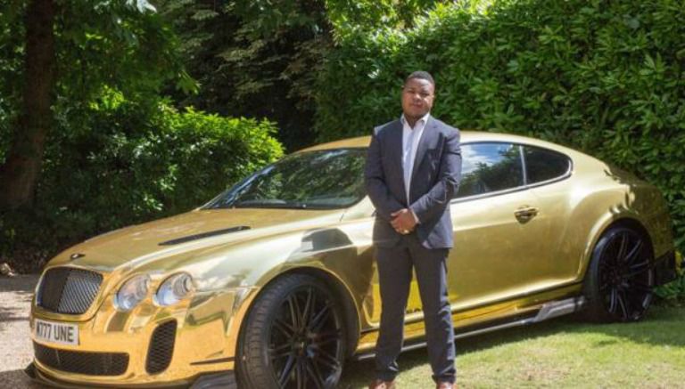 Robert Mfune posa junto a su lujoso Bentley