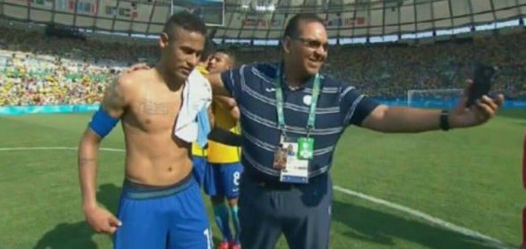 Gerardo Mejía posa junto a Neymar tras la Semifinal del futbol varonil de Río