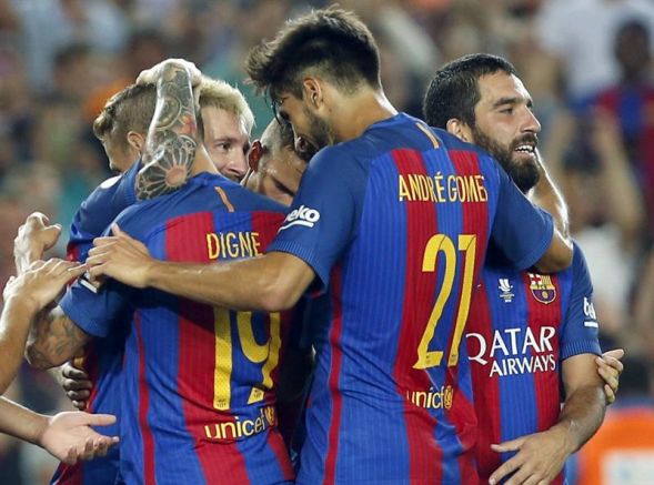 Jugadores de Barcelona se felicitan tras un gol