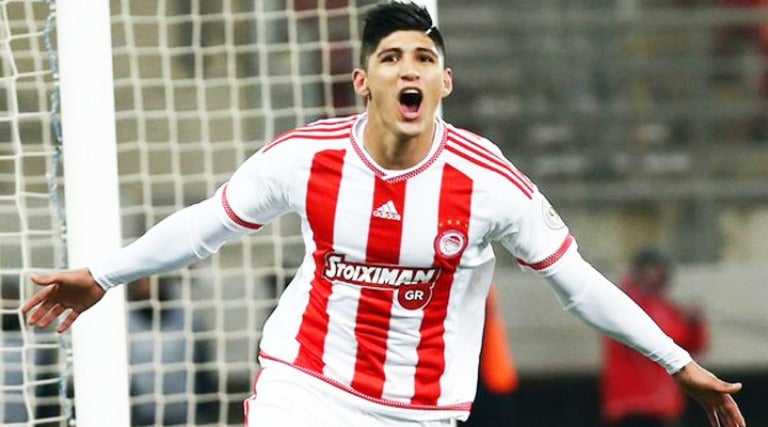 Pulido celebra un gol con el Olympiacos